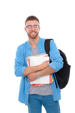 Beyaz arka plan üzerinde izole kitap tutan bir okul çantası ile erkek öğrenci