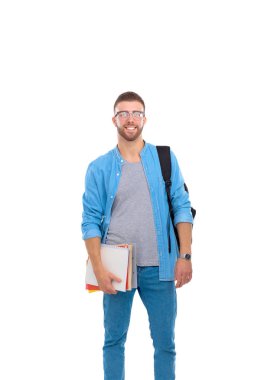 Beyaz arka plan üzerinde izole kitap tutan bir okul çantası ile erkek öğrenci