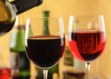 Kadeh kırmızı şarap ve şişe