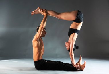 Genç çift Acro yoga mat Studio birlikte uygulamak