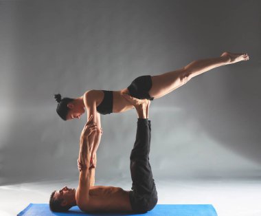 Genç çift Acro yoga mat Studio birlikte uygulamak