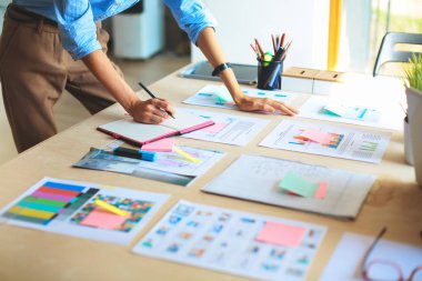 Genç kadın işkadını yakınındaki Danışma ofisi