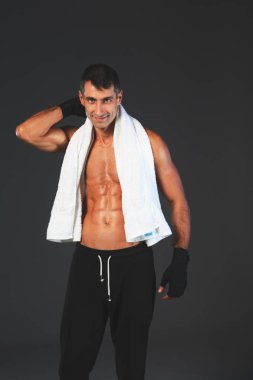 Siyah arka plan üzerine ayakta güçlü atletik adam