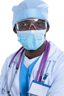 Beyaz arka planda tek başına duran bir doktorun portresi.