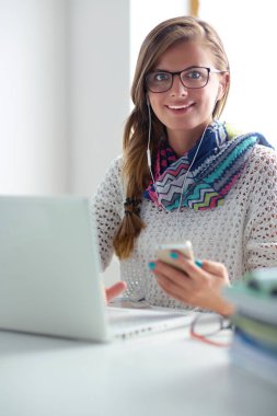 Cep telefonu Üniversitesi'nde kadın kullanımı