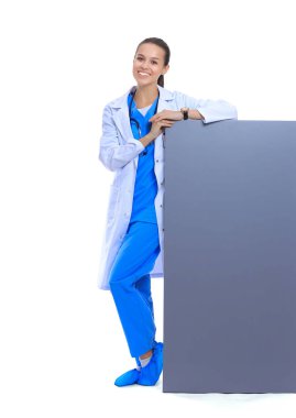 Boş reklam panosu olan kadın doktor..
