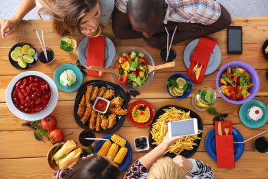 Üstten Görünüm grup yemek yiyorsunuz tahta masada otururken insan