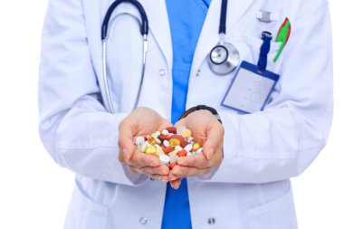 Doktor elinde bir yığın uyuşturucu tutuyor.