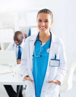 İçerde üniforması olan gülümseyen bir kadın doktor.