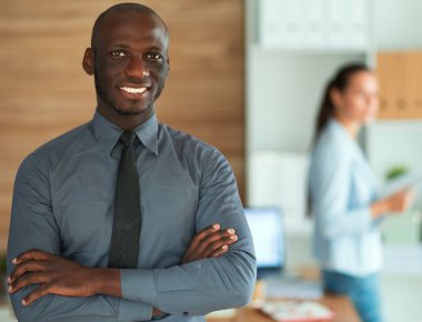 Afrikalı-Amerikalı işadamı iş ofis arka plan üzerinde