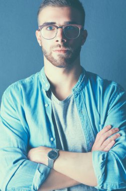 Karanlık bir arka plan üzerinde izole mutlu casual adam ayakta portresi