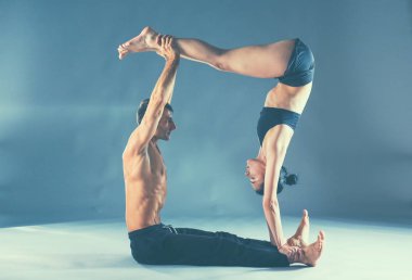 Genç çift Acro yoga mat Studio birlikte uygulamak