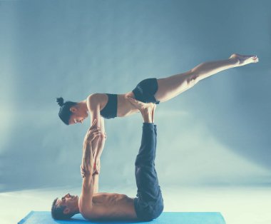 Genç çift Acro yoga mat Studio birlikte uygulamak