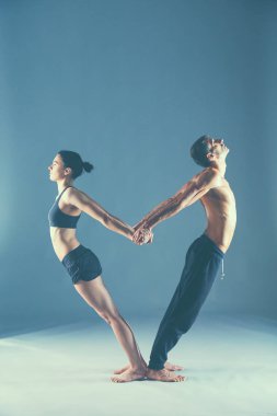 Genç çift Acro yoga mat Studio birlikte uygulamak