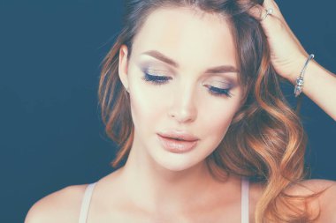 Kadın saç stil moda portre siyah arka plan üzerine