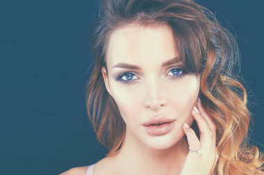 Kadın saç stil moda portre siyah arka plan üzerine