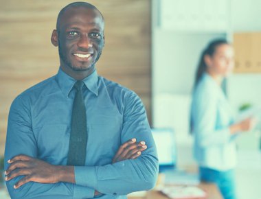 Afrikalı-Amerikalı işadamı iş ofis arka plan üzerinde