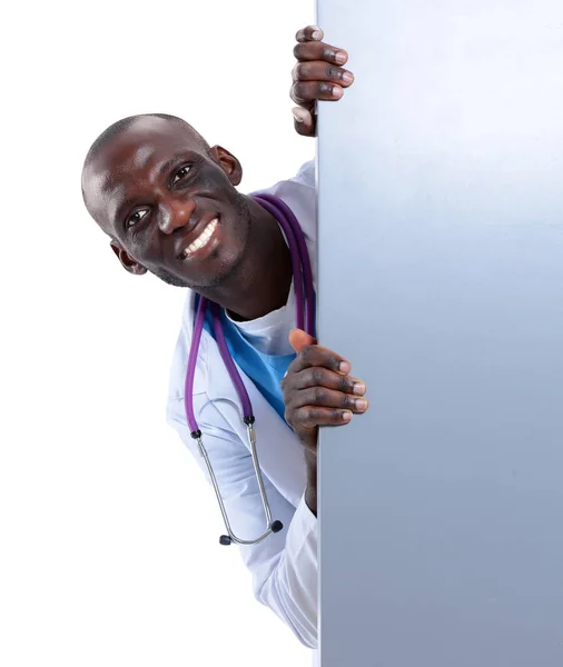 Médecin homme tenant une pancarte vide debout sur fond blanc — Photo