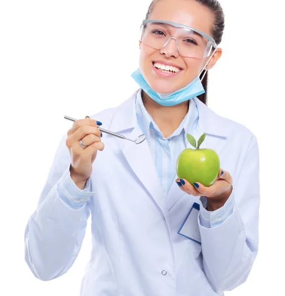 Sorridente medico donna con una mela verde — Foto Stock