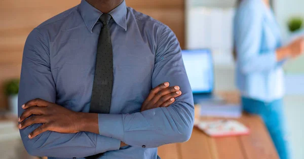 Afro-Amerikaanse zakenman over zakelijke office achtergrond — Stockfoto