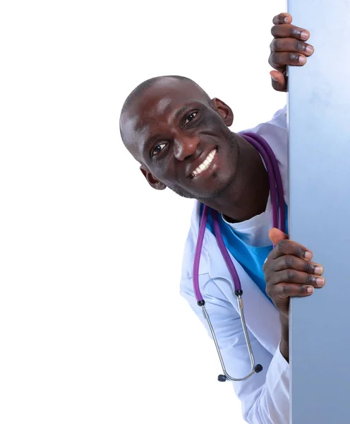 Médico varón sosteniendo cartel vacío. — Foto de Stock