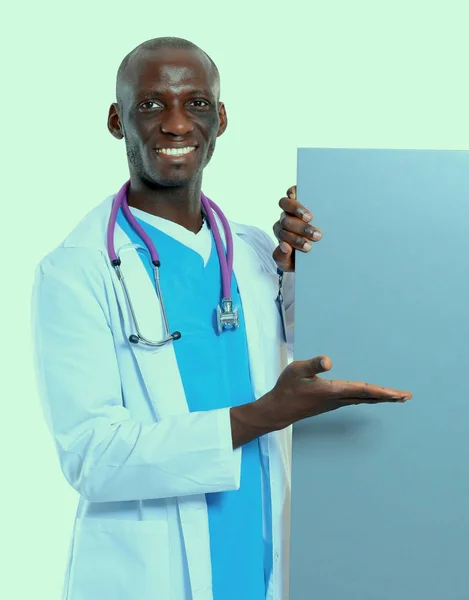 Manlig läkare som håller tomma plakat. — Stockfoto