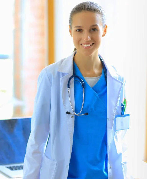 Woman doctor standing at hospital — Stock Photo, Image