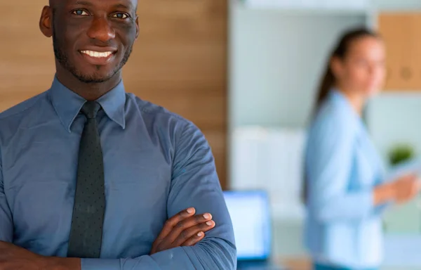 Empresario afroamericano sobre fondo de oficina de negocios — Foto de Stock