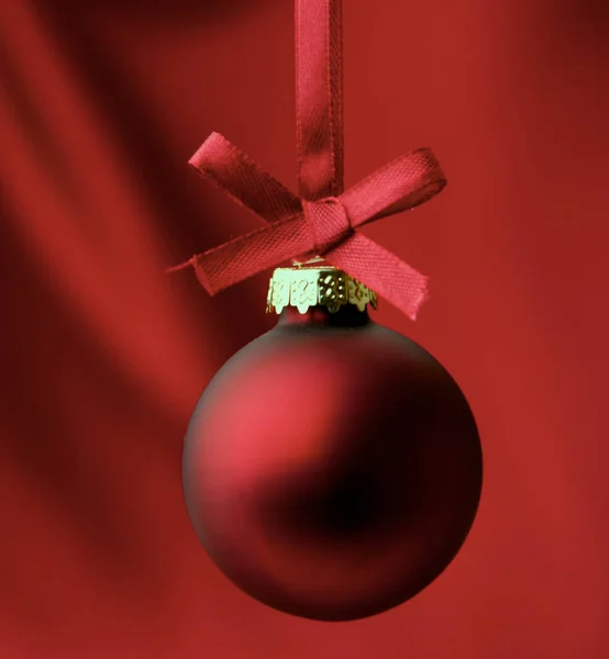 Bolas vermelhas de Natal em uma tigela, no fundo vermelho — Fotografia de Stock