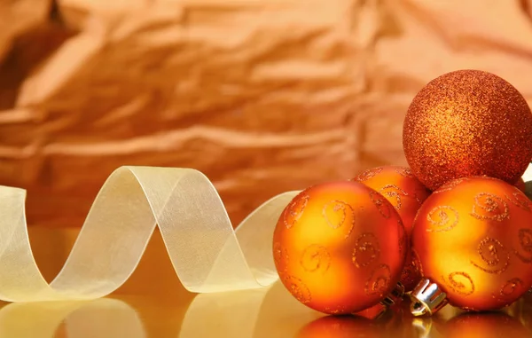 Подарункові коробки з кульками на різдвяному фоні — стокове фото