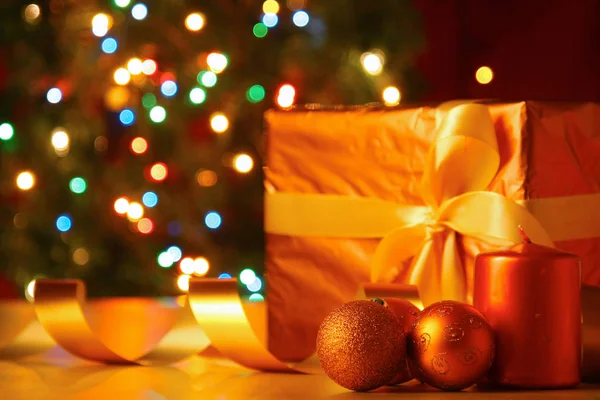 Cajas de regalo con bolas sobre fondo navideño —  Fotos de Stock