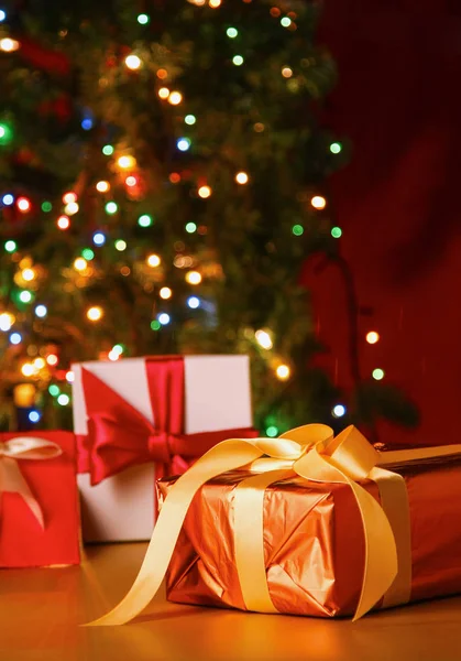 Cajas de regalo con bolas sobre fondo navideño —  Fotos de Stock