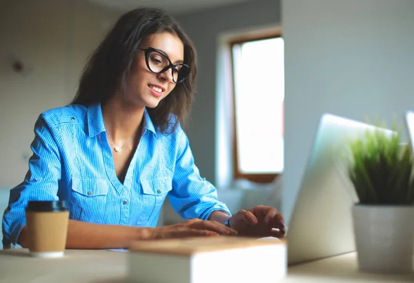 Fiatal nő ül irodai asztal, laptop számítógép képernyője — Stock Fotó