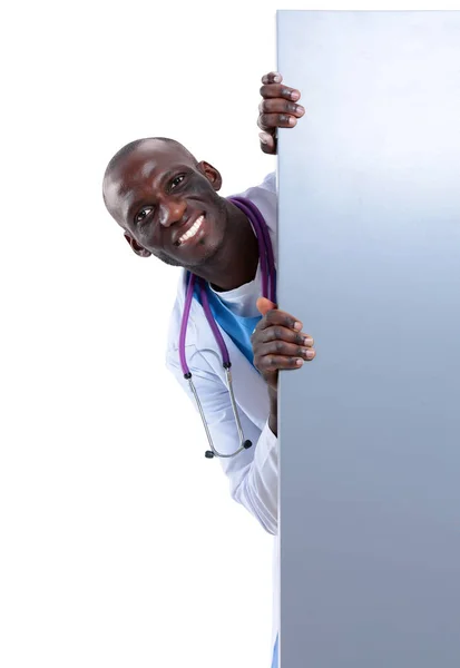Αρσενικό ο γιατρός κρατώντας άδειο πλακάτ στέκεται σε λευκό φόντο — Φωτογραφία Αρχείου