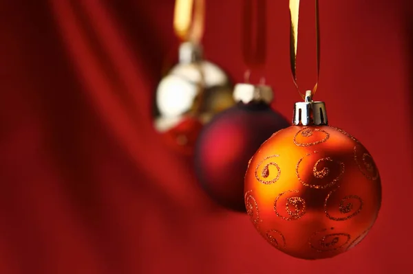 Rode kerstballen op een kom, op rode achtergrond — Stockfoto