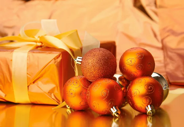 Caixas de presente com bolas em um fundo de Natal — Fotografia de Stock