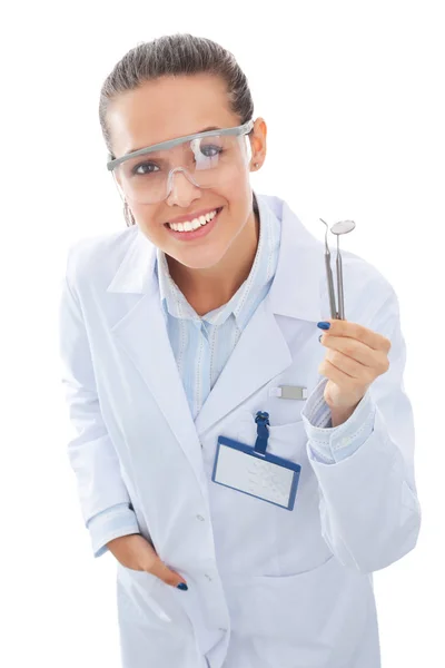 Bela dentista feminina segurando e mostrando escova de dentes isolada em um fundo branco — Fotografia de Stock