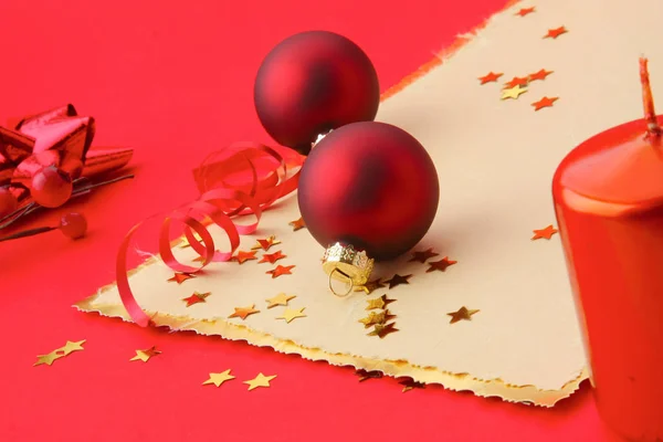 Kerstkaart met rode ballen en gouden sterren — Stockfoto