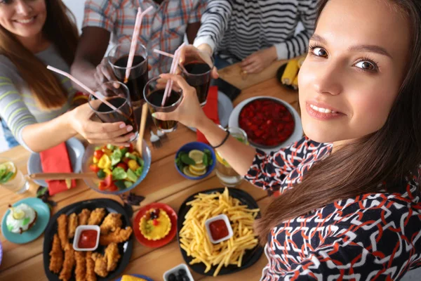 Grupo de pessoas fazendo selfie durante o almoço — Fotografia de Stock