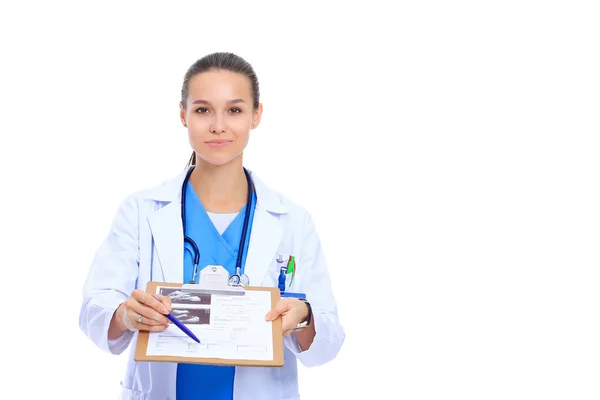 Médico femenino con portapapeles, aislado sobre fondo blanco — Foto de Stock