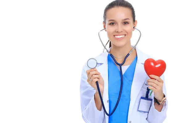 Arzt mit Stethoskop untersucht rotes Herz, isoliert auf weißem Hintergrund — Stockfoto