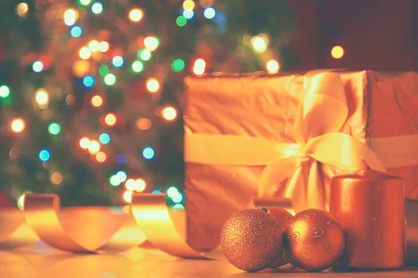 Coffrets cadeaux avec boules sur fond de Noël — Photo