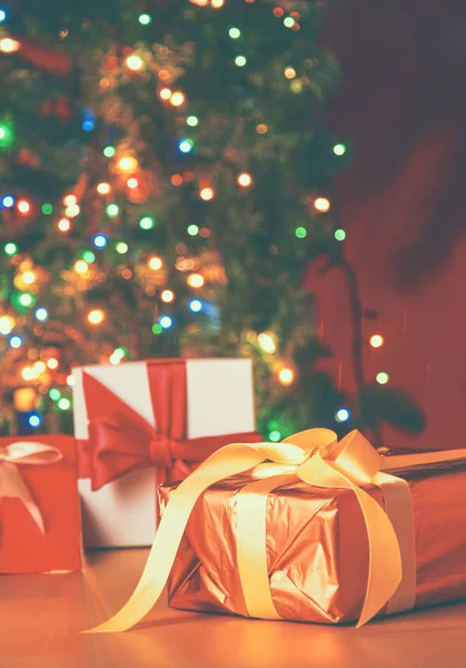 Cajas de regalo con bolas sobre fondo navideño —  Fotos de Stock