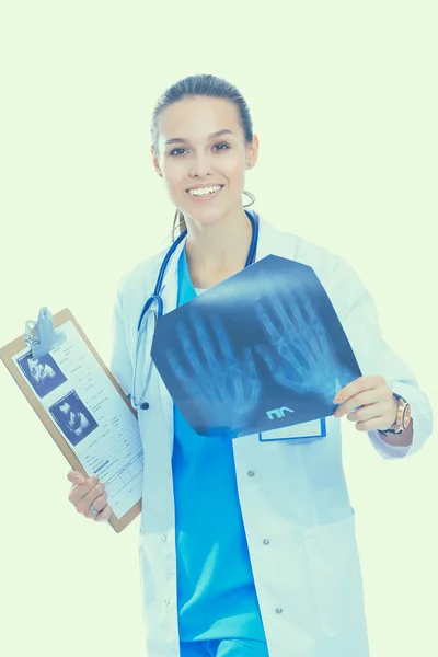 女医が白い背景で隔離の x 線検査 — ストック写真