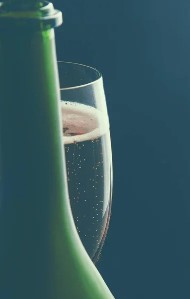 Glas vin och en flaska på svart bakgrund — Stockfoto