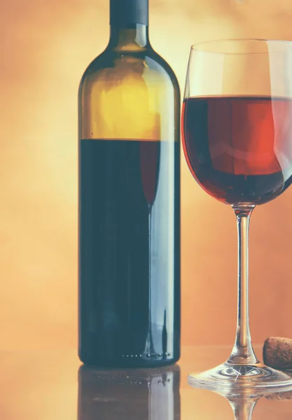 Glas Rotwein und Flasche — Stockfoto