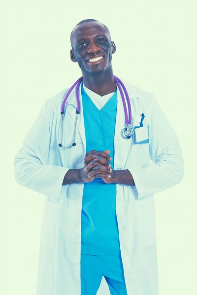 Portrait d'un médecin homme debout isolé sur fond blanc — Photo