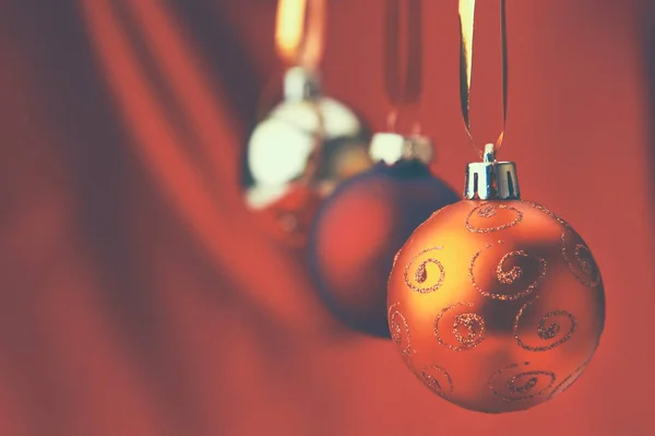 Bolas vermelhas de Natal em uma tigela, no fundo vermelho — Fotografia de Stock