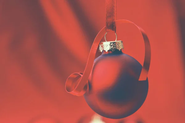 Palle rosse di Natale su una ciotola, su sfondo rosso — Foto Stock