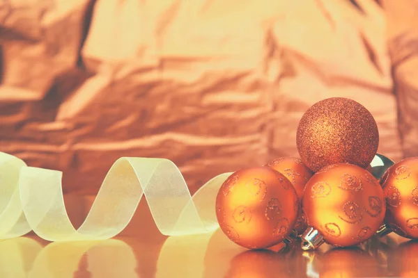 Bir Noel arka planda topları ile hediye kutuları — Stok fotoğraf